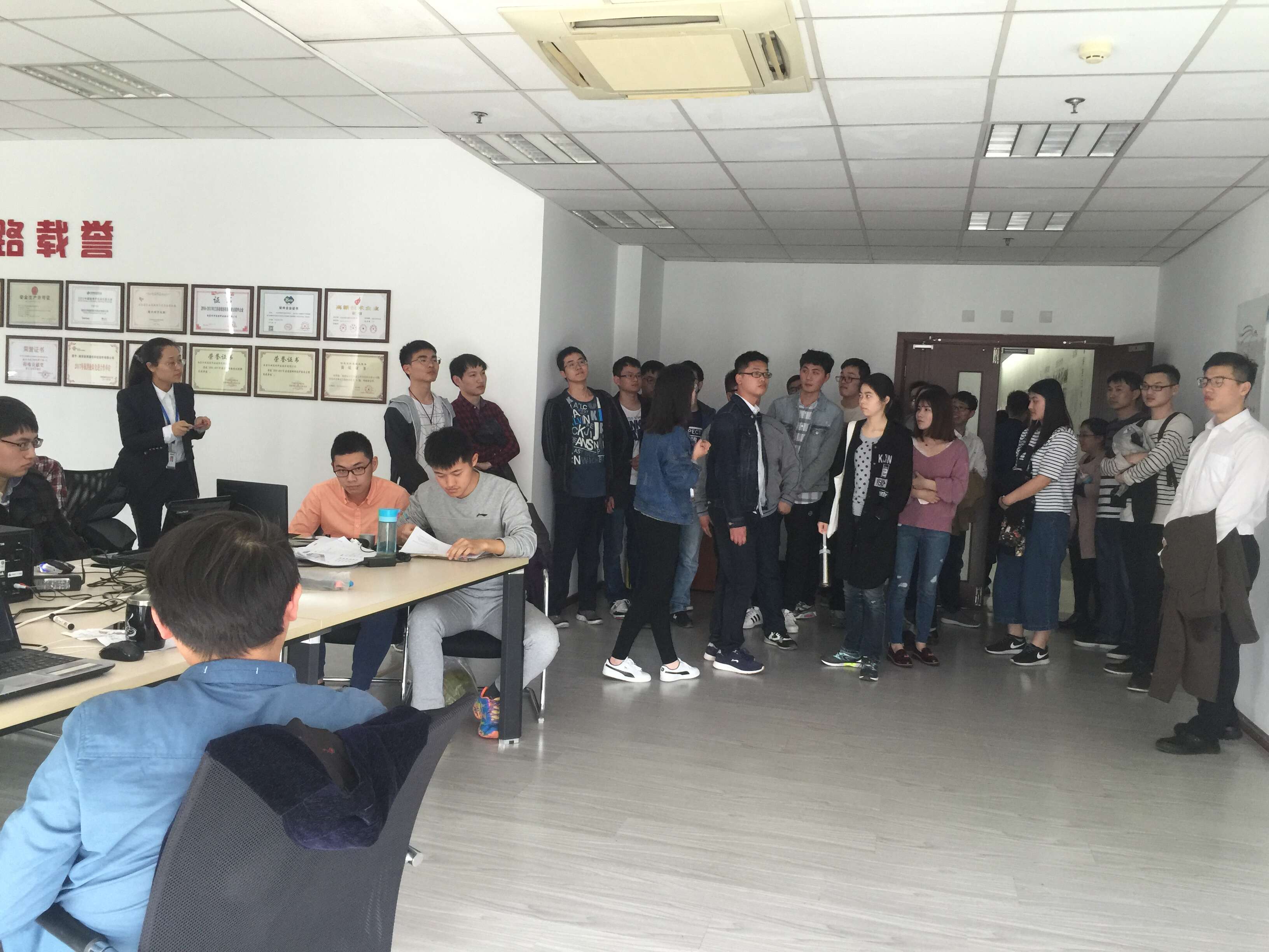 C:\Users\Administrator\Desktop\计算机系赴南京欣网通信科技股份有限公司考察交流\参观.jpg